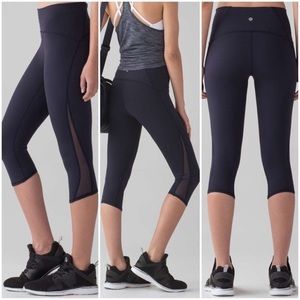 EUC lululemon train times crop navy size 6